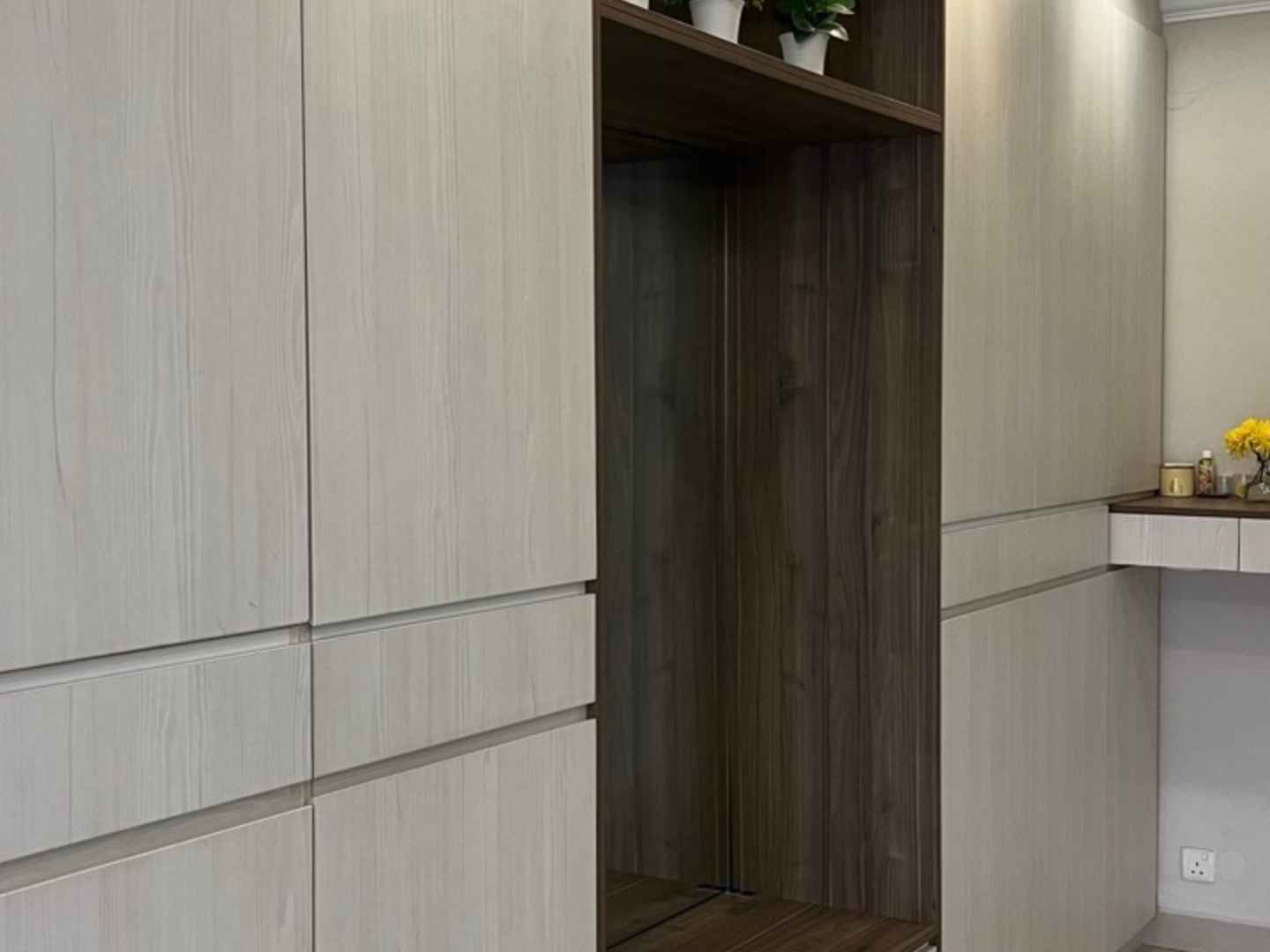 Display Niche & Bench